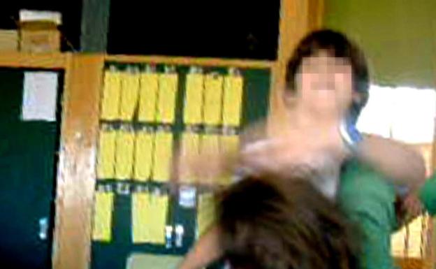 Un niño es agredido en un colegio de Madrid, mientras otro graba con el móvil