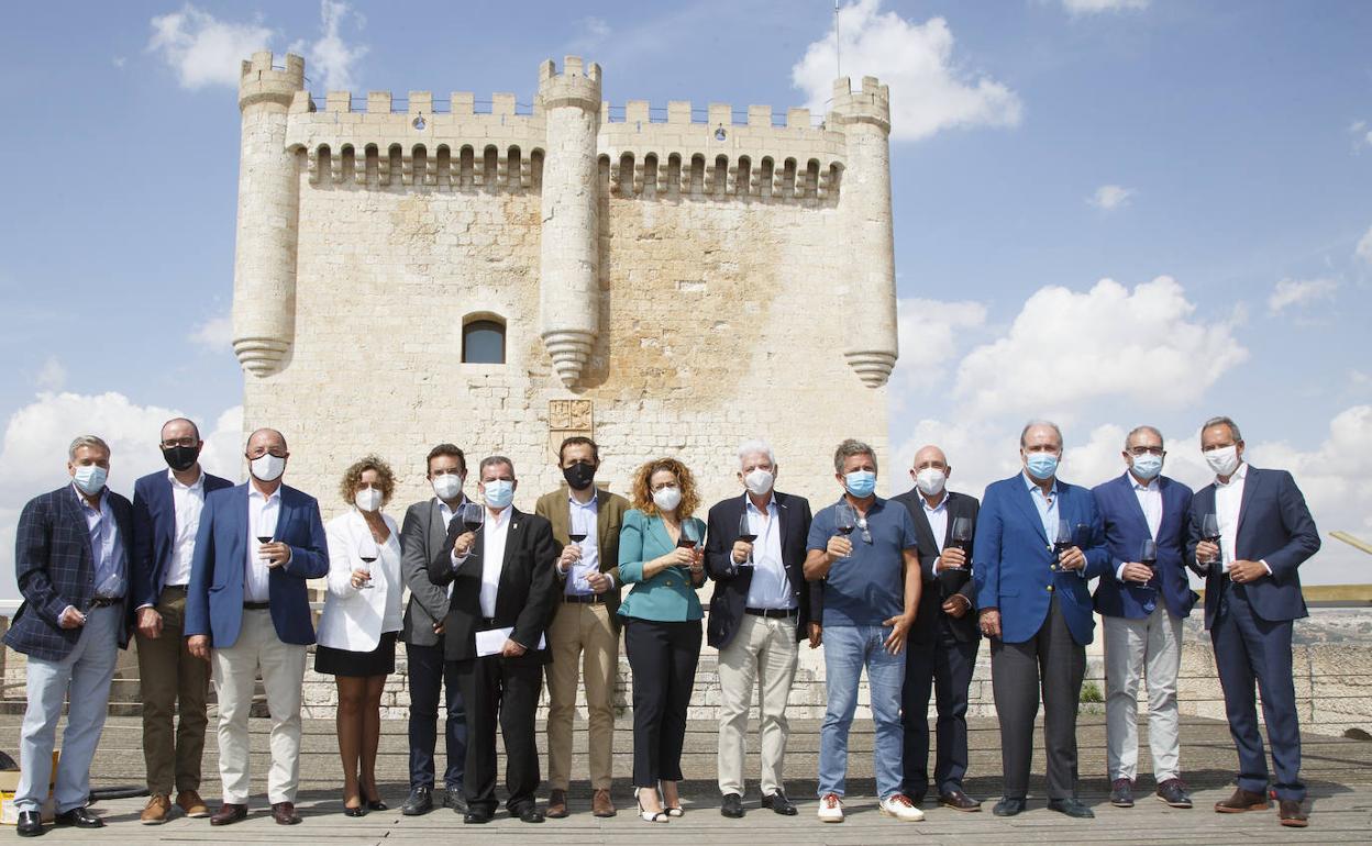 Organizadores, participantes y patrocinadores en la jornada futuro en Español en Peñafiel (Valladolid): Ángel de las Heras, Víctor Alonso, Carlos Moro, Chelo Miñana, Roberto Díez, Pablo Martín, Conrado Íscar, Almudena Alberca, Carlos Martínez Bujanda, Álvaro Palacios, Agustín Santolaya, Pablo Álvarez, José Antonio Clavijo y Marcos Eguren.