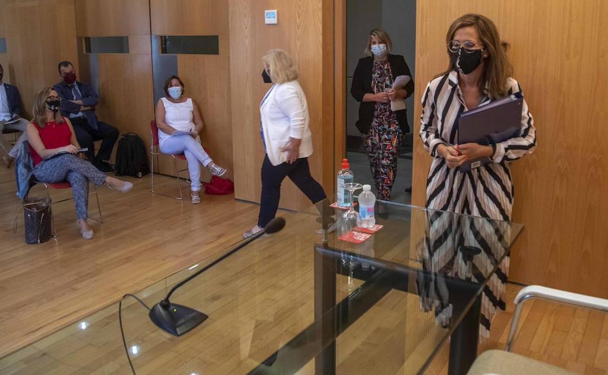 Ana Belén Castejón (derecha), este jueves, en su llegada a la rueda de prensa.