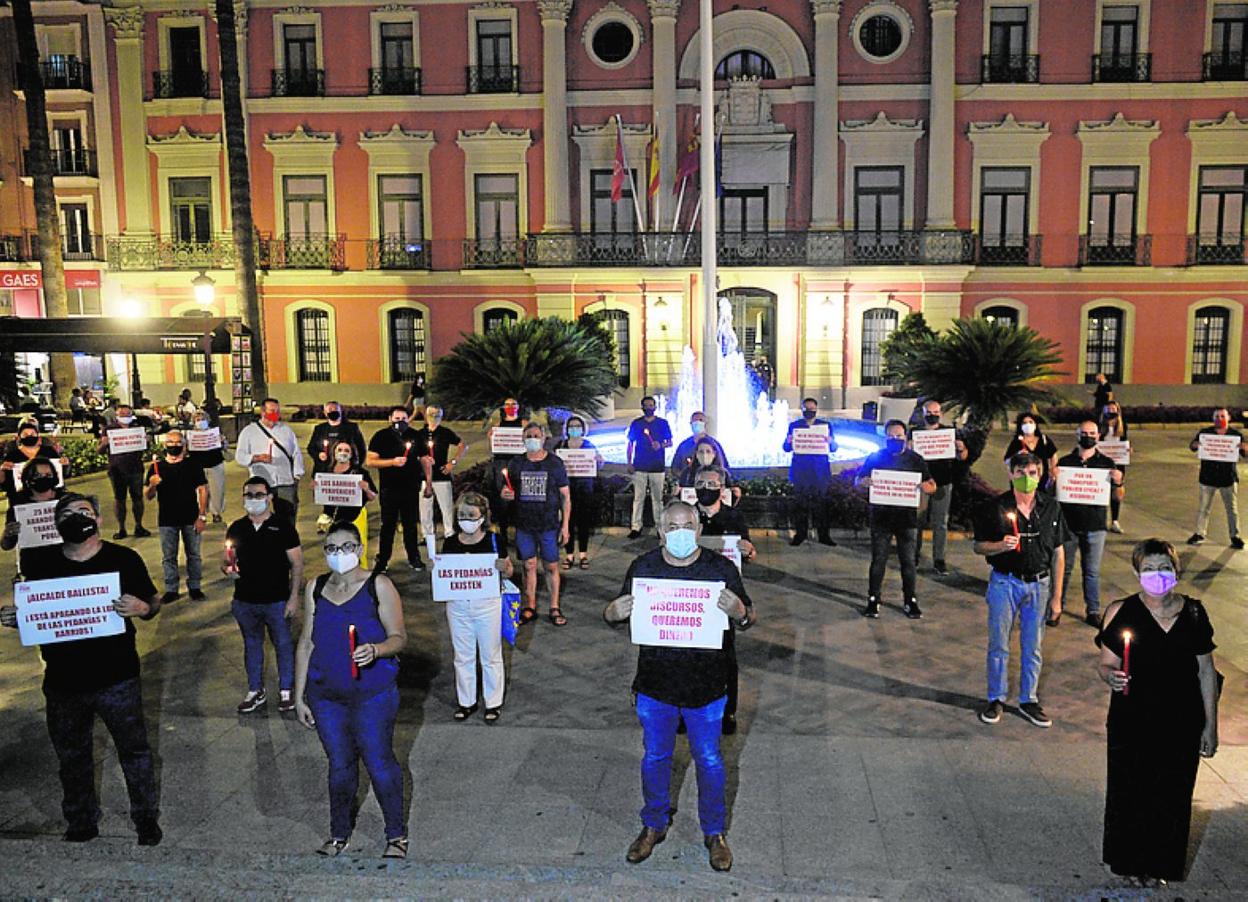 Concentración, anoche, ante el Ayuntamiento. 