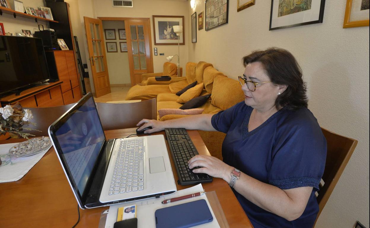 Una funcionaria teletrabaja desde casa, este verano.