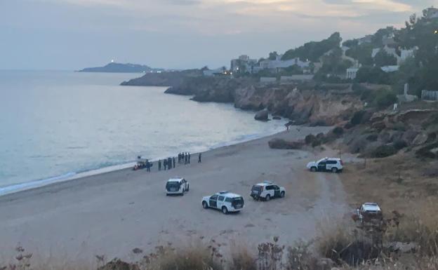 La Guardia Civil custodiando a algunos de los inmigrantes llegados en patera durante el miércoles.