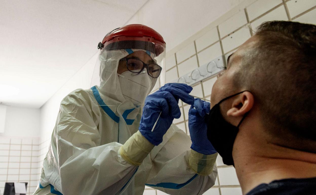 Un sanitario toma muestras a un paciente en una imagen de archivo. 