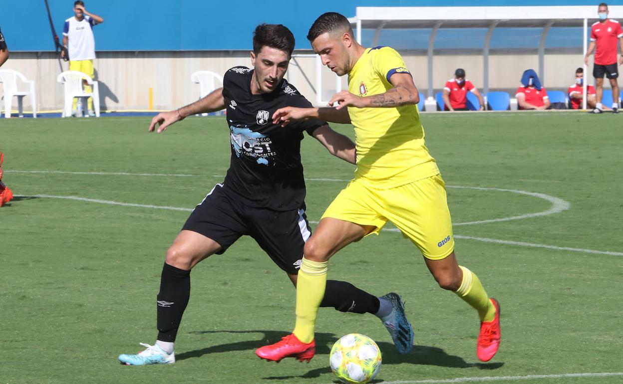 Un jugador del Lorca Deportiva y uno del CD Mar Menor disputan el balón durante el amistoso jugado este sábado en el Artés Carrasco.