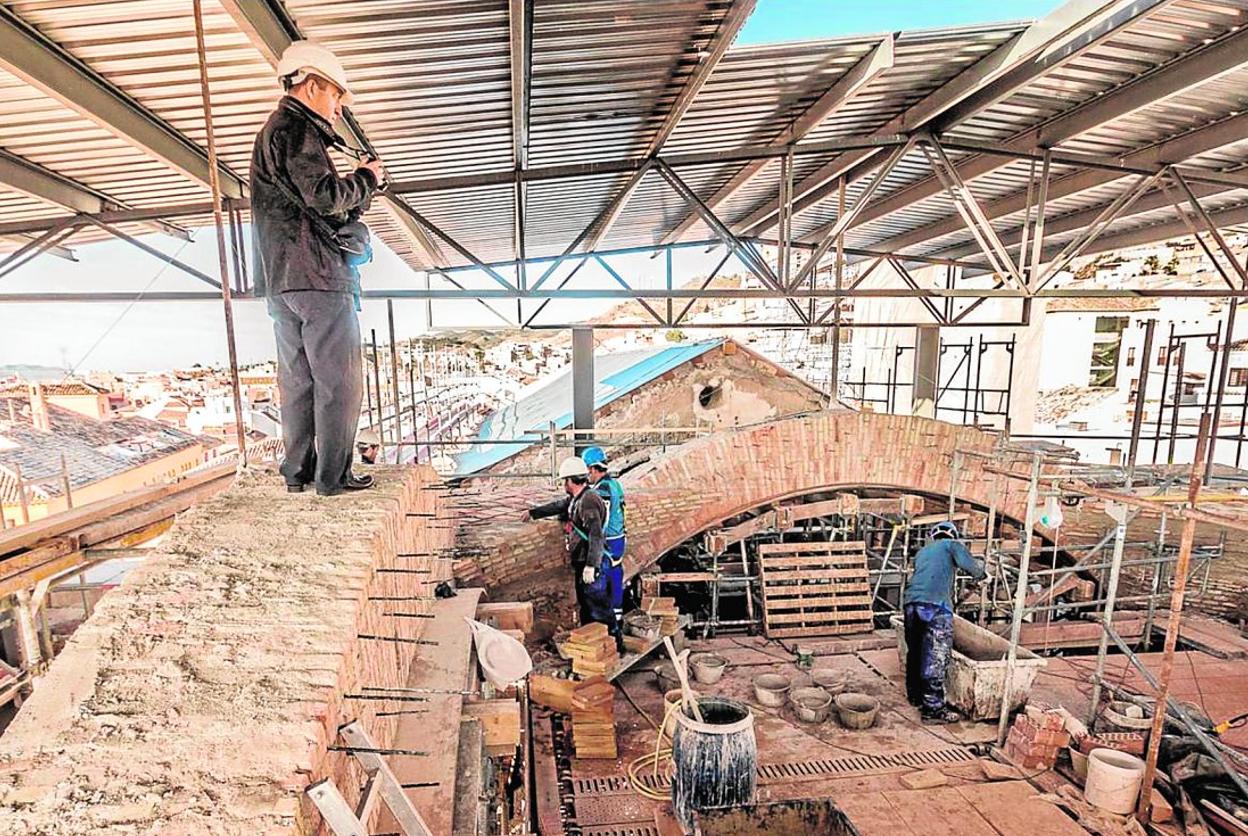 El arquitecto Juan de Dios de la Hoz, en la iglesia de Santiago, durante la intervención. 