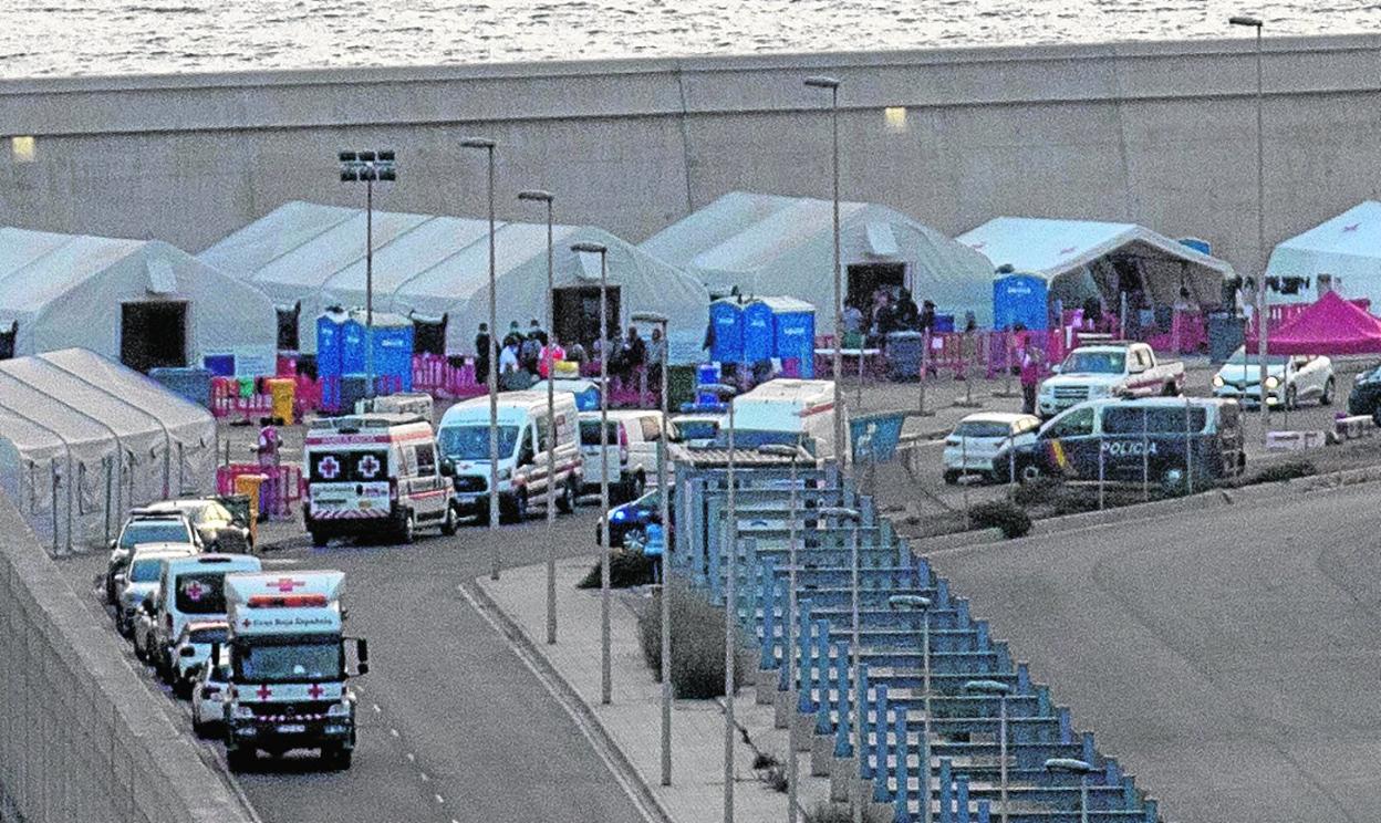 Campamento temporal del puerto de Escombreras donde Cruz Roja atiende a los inmigrantes, vigilados por la Policía Nacional. 