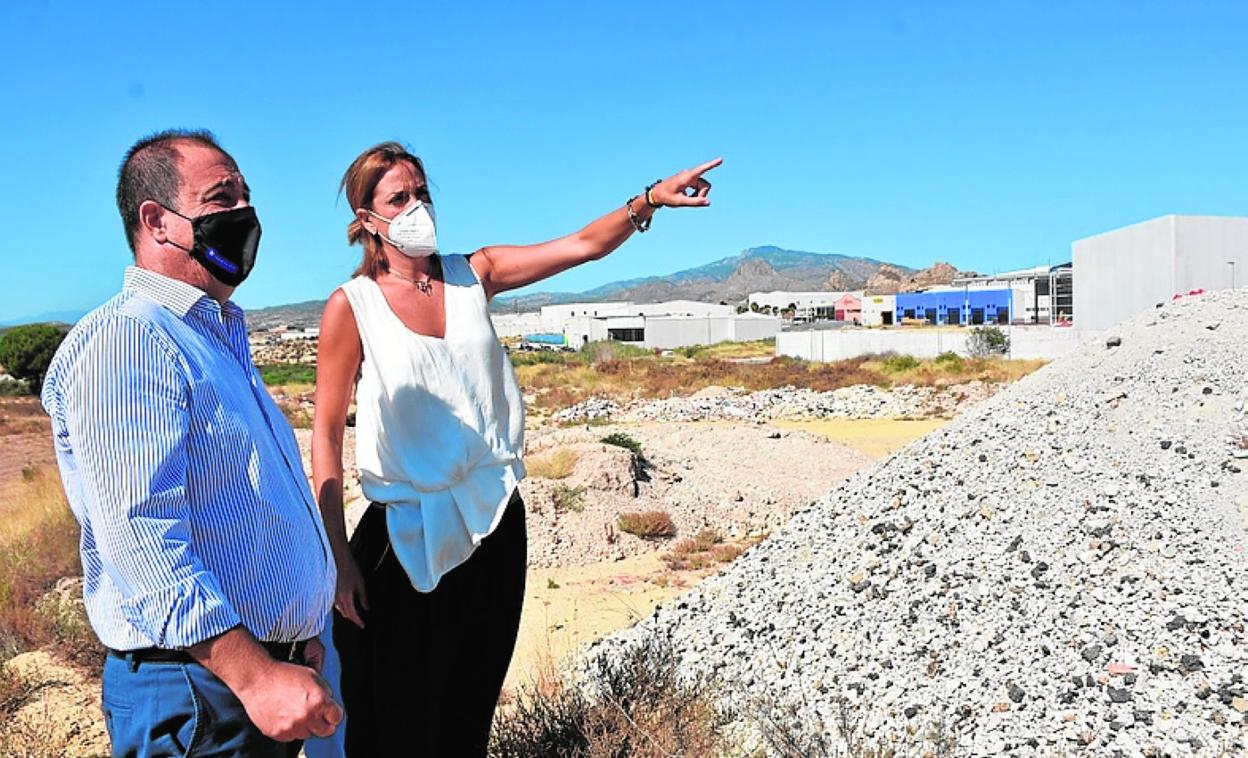 El concejal de Industria, Pedro José Ríos, y la alcaldesa, Patricia Fernández, revisando los terrenos nuevos de La Capellanía. 