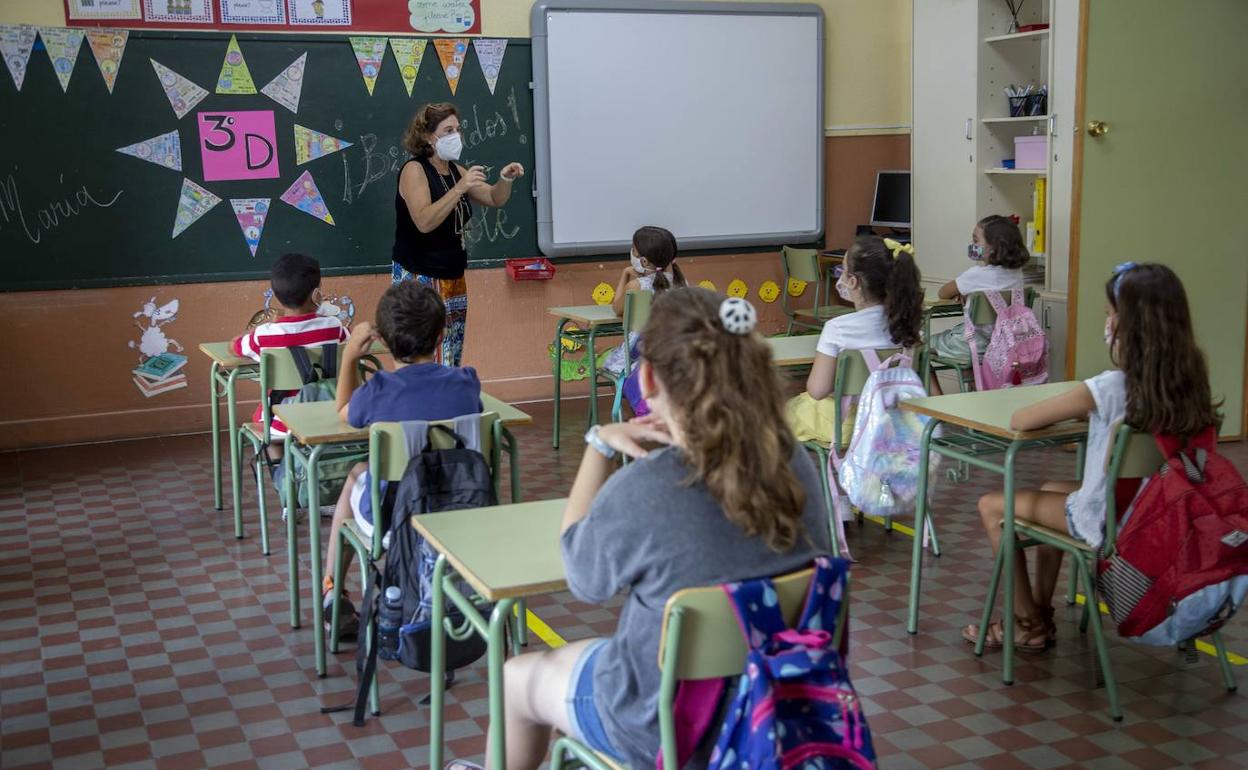 Alumnos de un colegio de Cartagena, en el primer día de clases.