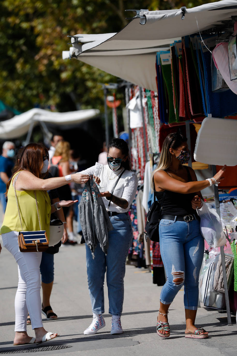 Fotos: Primer domingo del nuevo mercadillo de La Fica