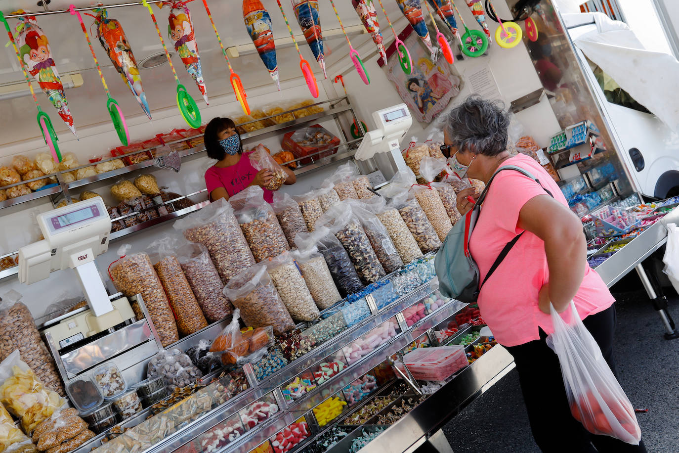 Fotos: Primer domingo del nuevo mercadillo de La Fica
