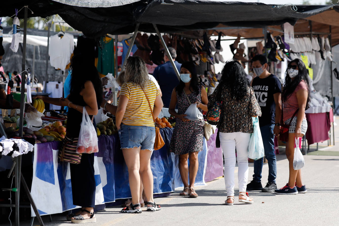 Fotos: Primer domingo del nuevo mercadillo de La Fica