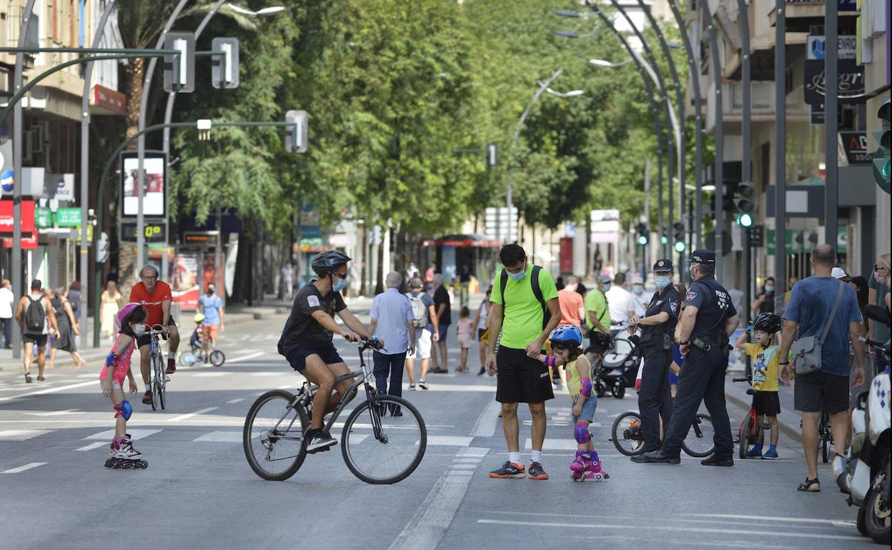 Viandantes y ciclistas por la Gran Vía de Murcia, este domingo por la mañana.