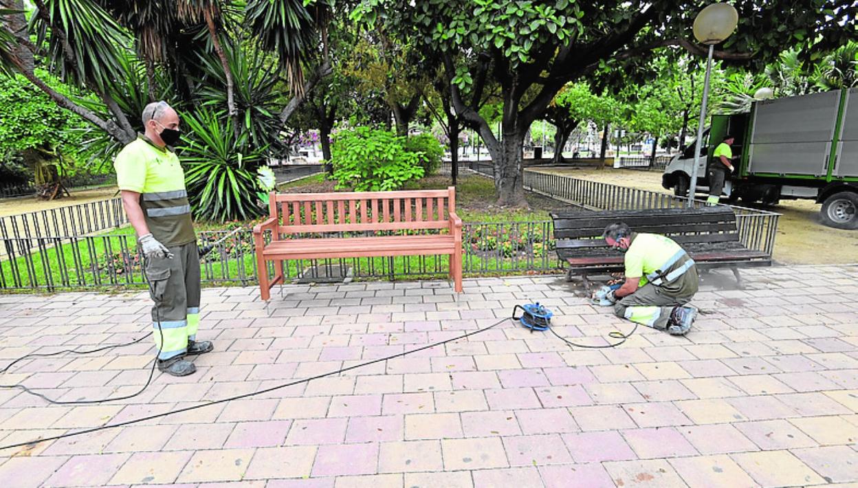 Cambio de bancos en el jardín del Malecón. 
