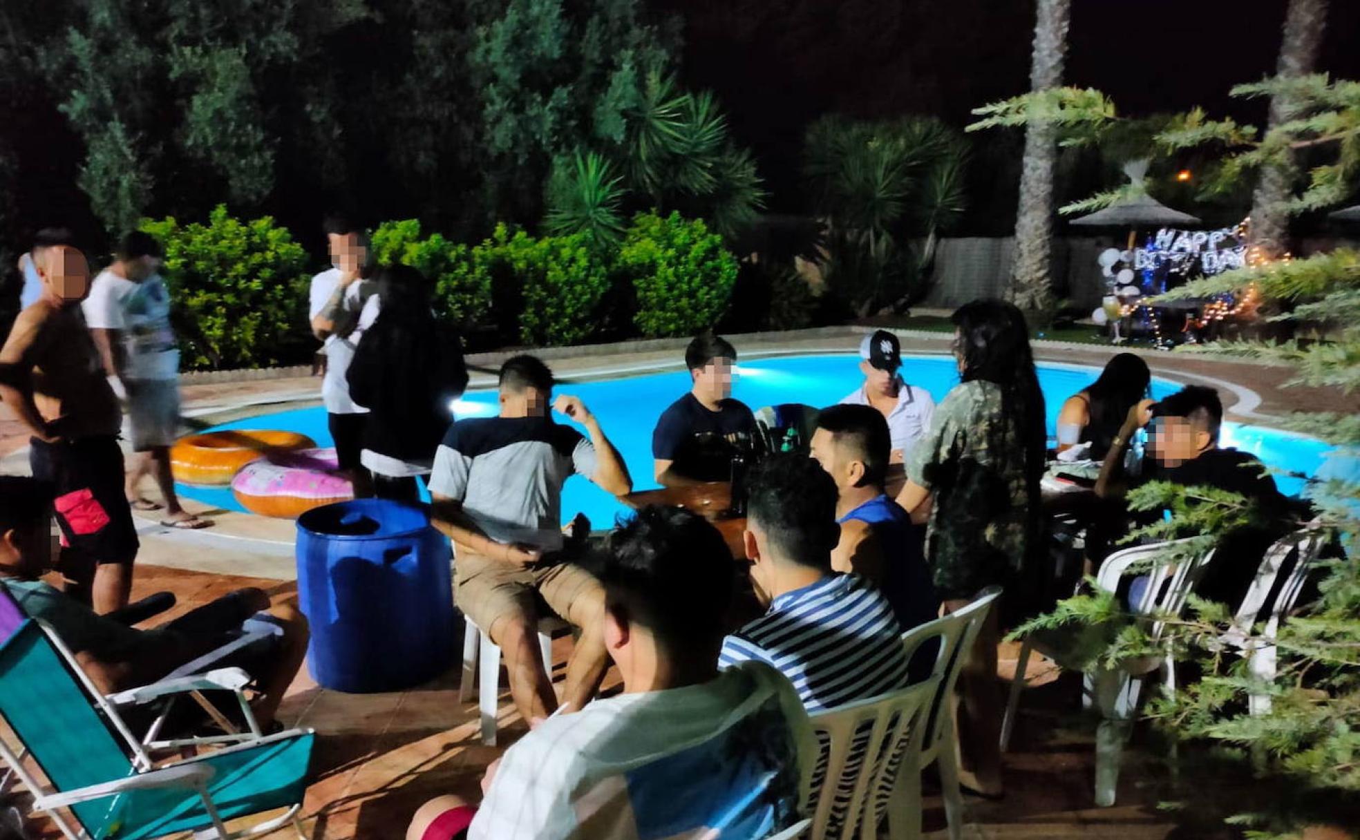 Botellón multitudinario sin mascarillas. Una quincena de jóvenes fueron sorprendidos cuando celebraban una fiesta privada en una casa rural con piscina en Lorca.
