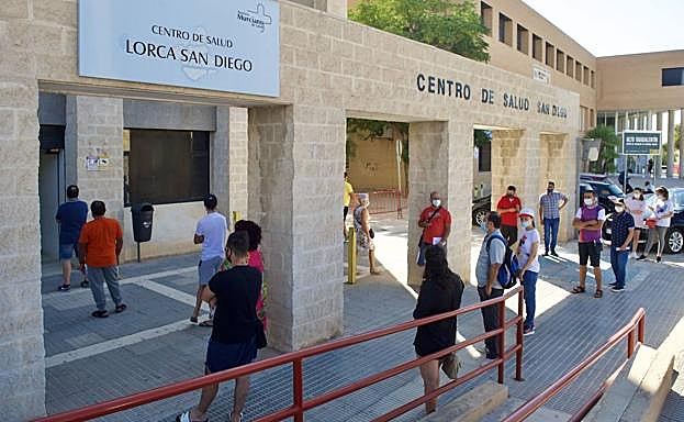Colas para ser atendidos en el centro de salud de San Diego (Lorca).