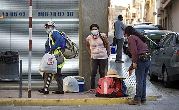 Tres trabajadores del campo regresan de su jornada en Jumilla. 