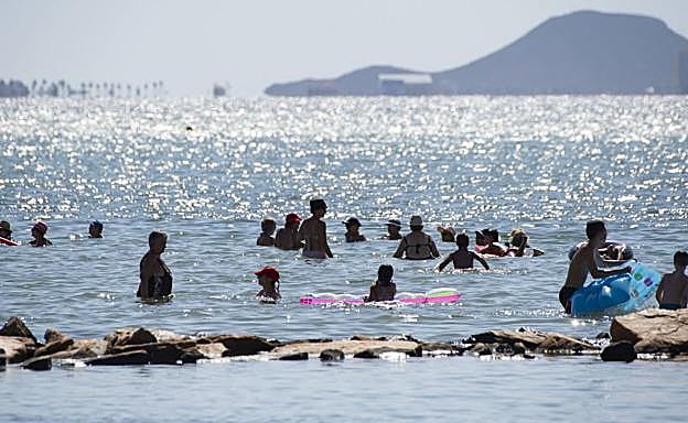 Bañistas disfrutan de la playa en Los Narejos durante las vacaciones de verano.