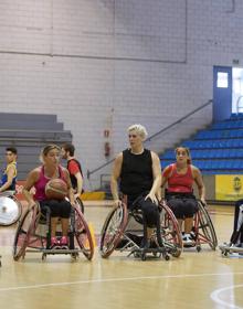 Imagen secundaria 2 - 1- Fichaje estrella. La mexicana nacionalizada española Isa López ha llegado. 2- Sin miedo. Lourdes, Sonia, Vicky, Isa y Beatriz, las cinco mujeres del equipo.