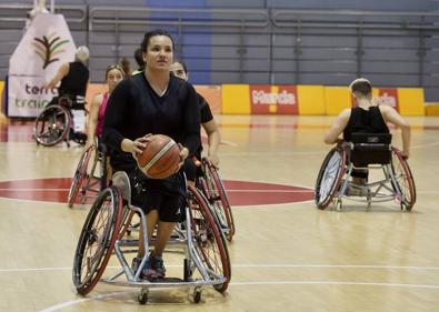Imagen secundaria 1 - 1- Fichaje estrella. La mexicana nacionalizada española Isa López ha llegado. 2- Sin miedo. Lourdes, Sonia, Vicky, Isa y Beatriz, las cinco mujeres del equipo.