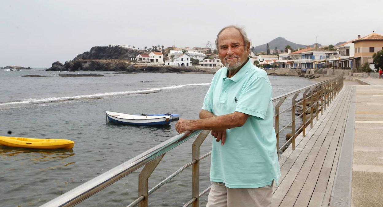 Julián Pérez-Templado, en el magnífico escenario de Cabo de Palos con el que se solaza en sus ratos de descanso. 