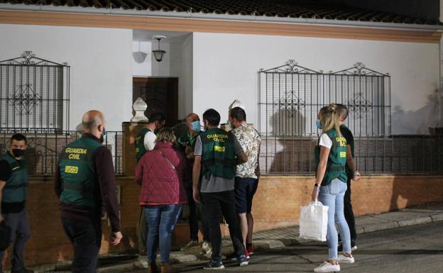 Eugenio D.H., en pantalón corto, es conducido por la Guardia Civil a su domicilio para realizar la reconstrucción de la noche de la muerte de Manuela Chavero. 