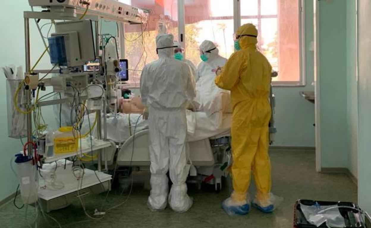 anitarios de la UCI del hospital Virgen de la Arrixaca, en Murcia, atienden a un paciente en una foto de archivo.