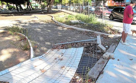 Una parte del vallado provisional del Parque Sauces, tumbado en el límite con la calle Reina Victoria, en una imagen de hace unos días. 