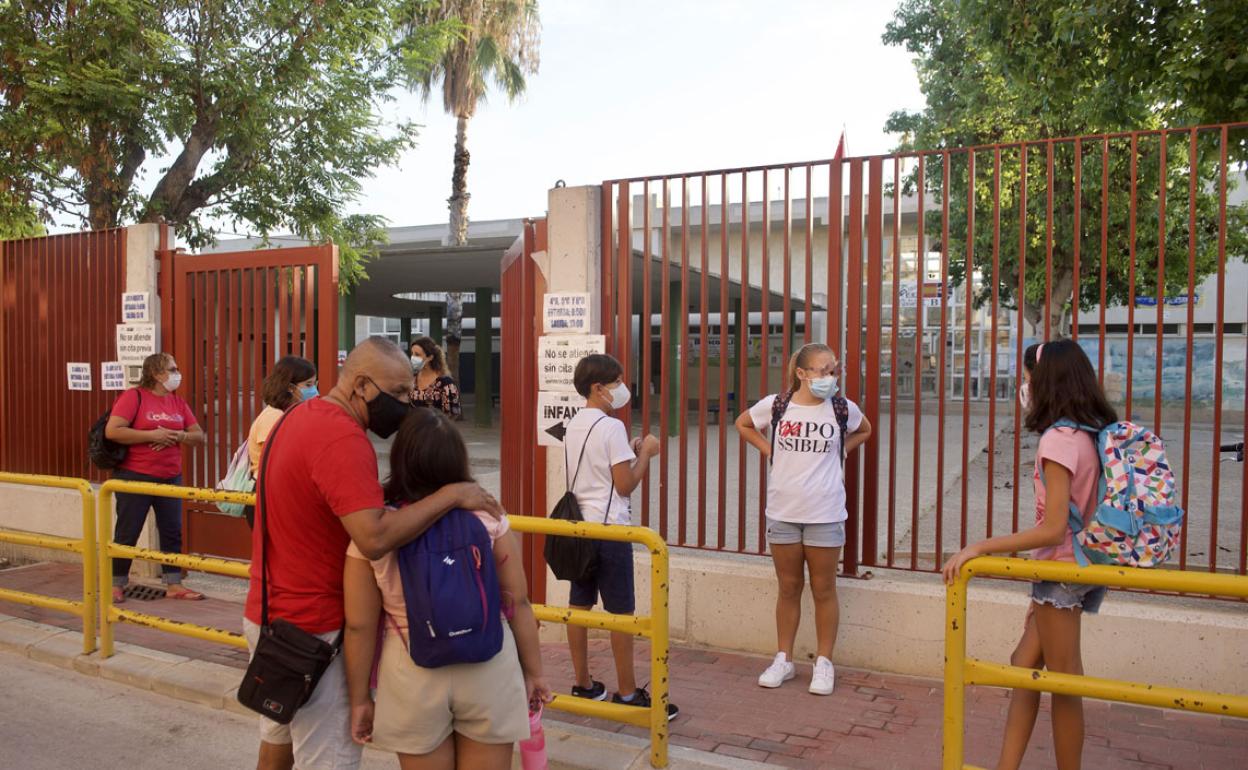 Varios niños se disponen a entrar a un colegio de Murcia en una imagen de archivo. 