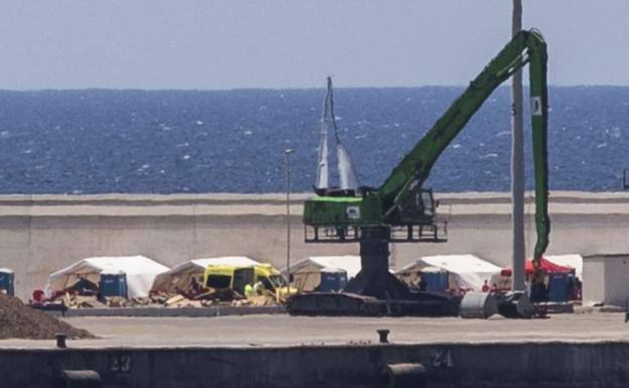 Tiendas instaladas en uno de los muelles de mercancías de Escombreras, donde la Policía Nacional custodia y Cruz Roja asiste a los inmigrantes, en una imagen de archivo.