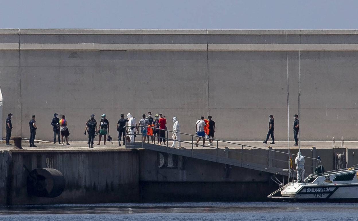 Un grupo de inmigrantes baja de una patrullera de la Guardia Civil en Escombreras, en una imagen de archivo.