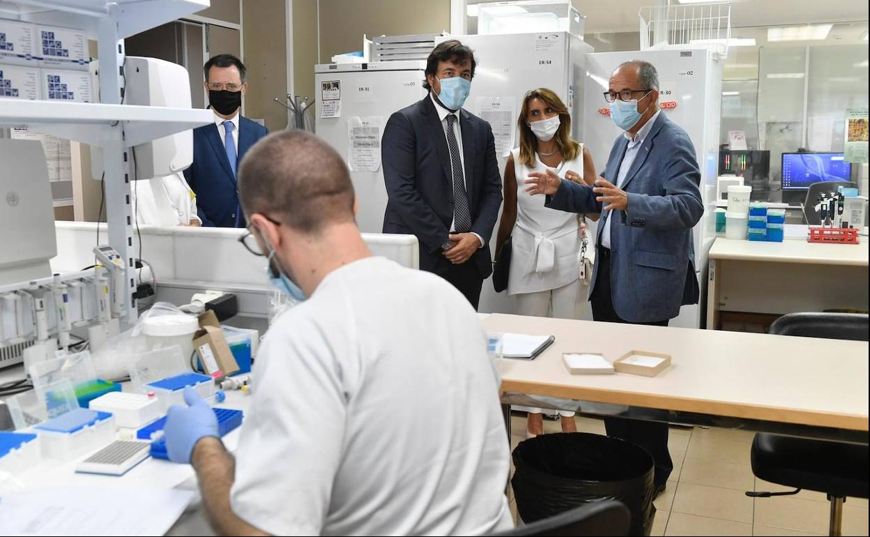 El consejero Miguel Motas ha visitado este miércoles el Centro de Hemodonación para conocer de primera mano los proyectos.