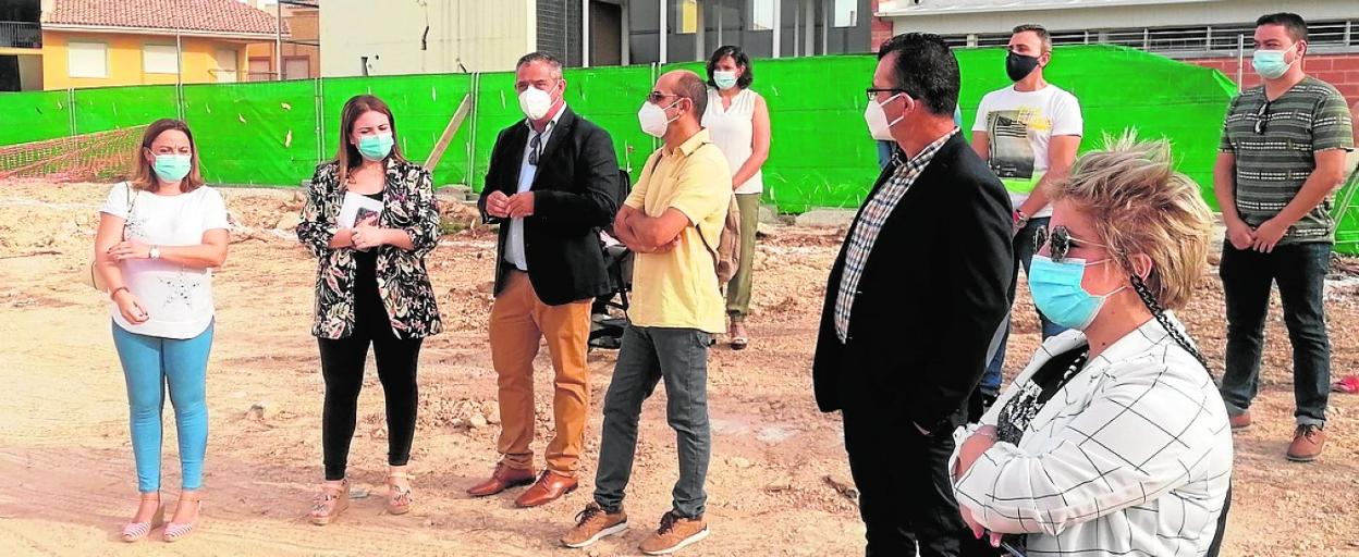 La consejera de Educación, Esperanza Moreno (2i), ayer, en su visita a las obras del futuro centro. 