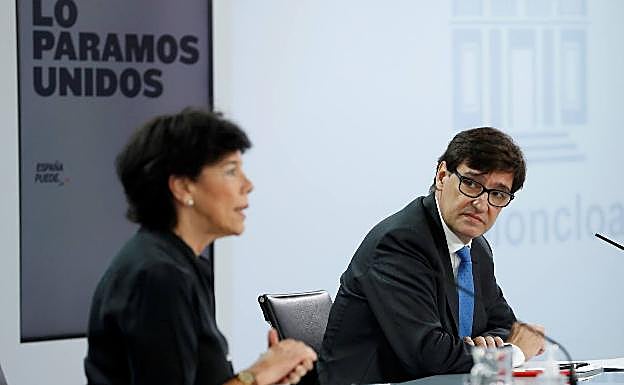 Los ministros de Educación, Isabel Celaá, y de Sanidad, Salvador Illa, en una rueda de prensa. 