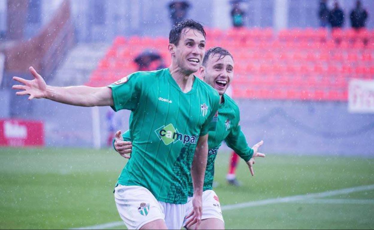 Pablo Espina celebra un gol con el Guijuelo.