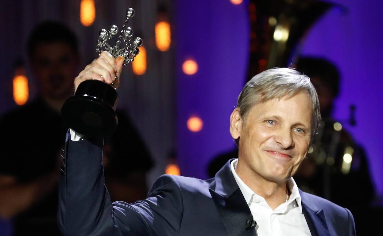 Viggo Mortensen recoge el Premio Donostia del Festival de Cine de San Sebastián.