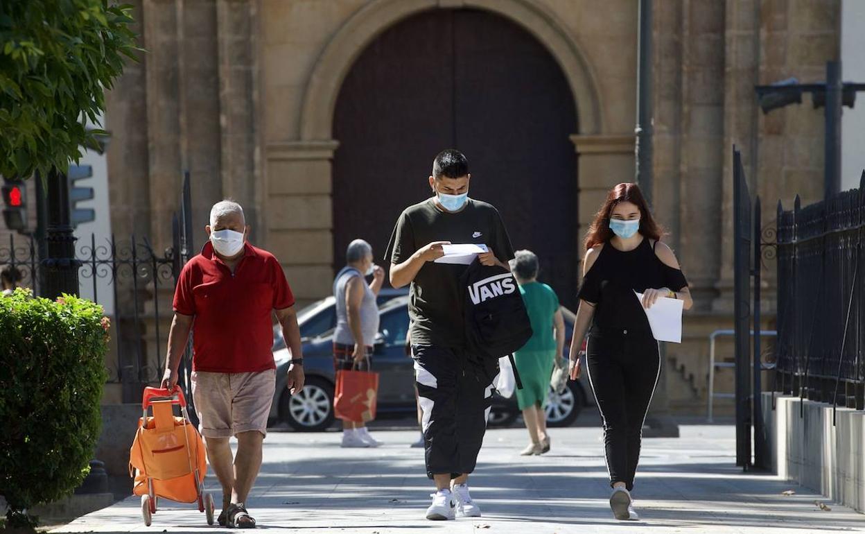 Tres personas pasean por Murcia, en una imagen de archivo.