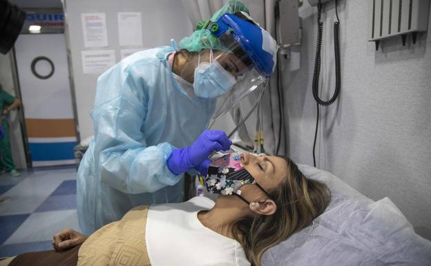 Una sanitaria del Hospital Perpetuo Socorro, en Cartagena, practica un test de antígenos, este miércoles.