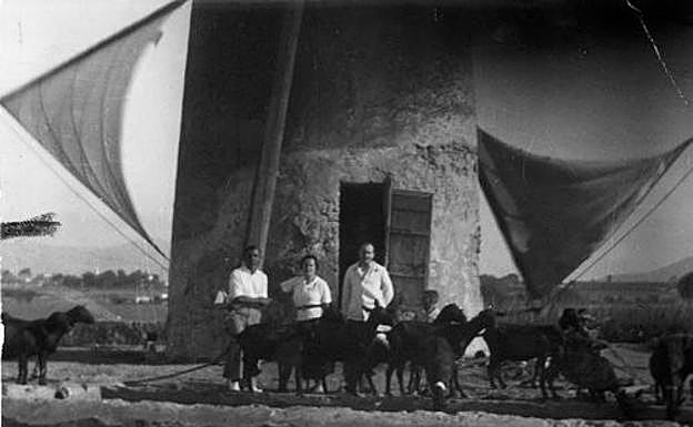 Miguel Hernández, Carmen Conde y Antonio Oliver, en el molino del Tío Poli, en Los Dolores (Cartagena), el 24 de agosto de 1935.