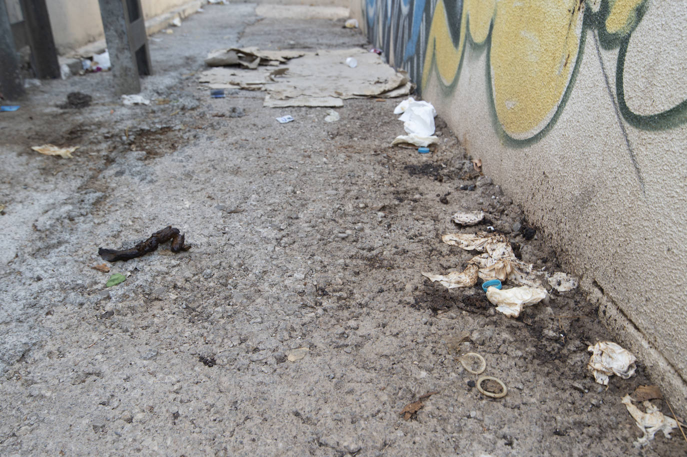 Fotos: Las calles cercanas a la Ciudad de la Justicia de Murcia se llenan de preservativos usados y suciedad