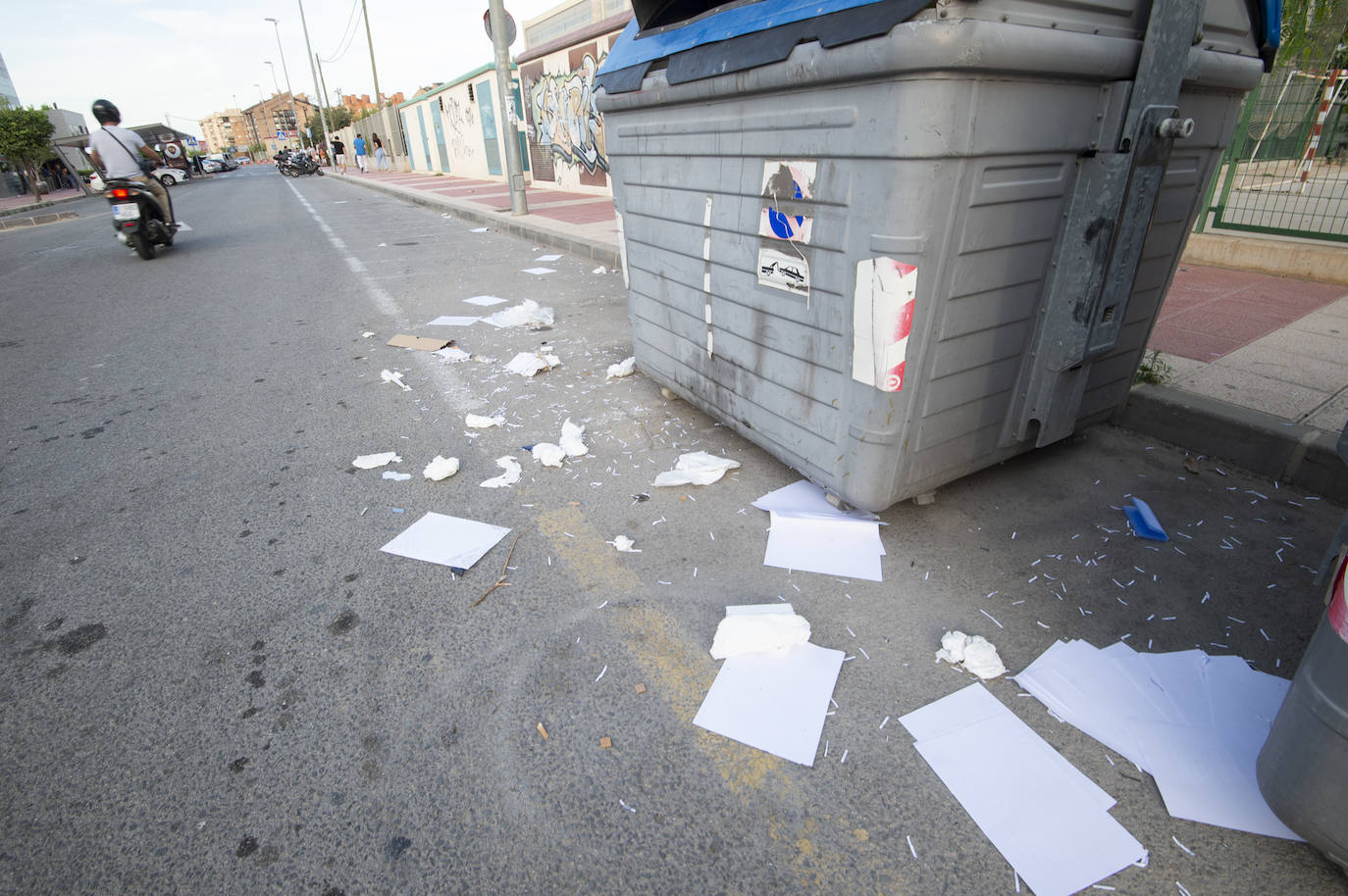 Fotos: Las calles cercanas a la Ciudad de la Justicia de Murcia se llenan de preservativos usados y suciedad