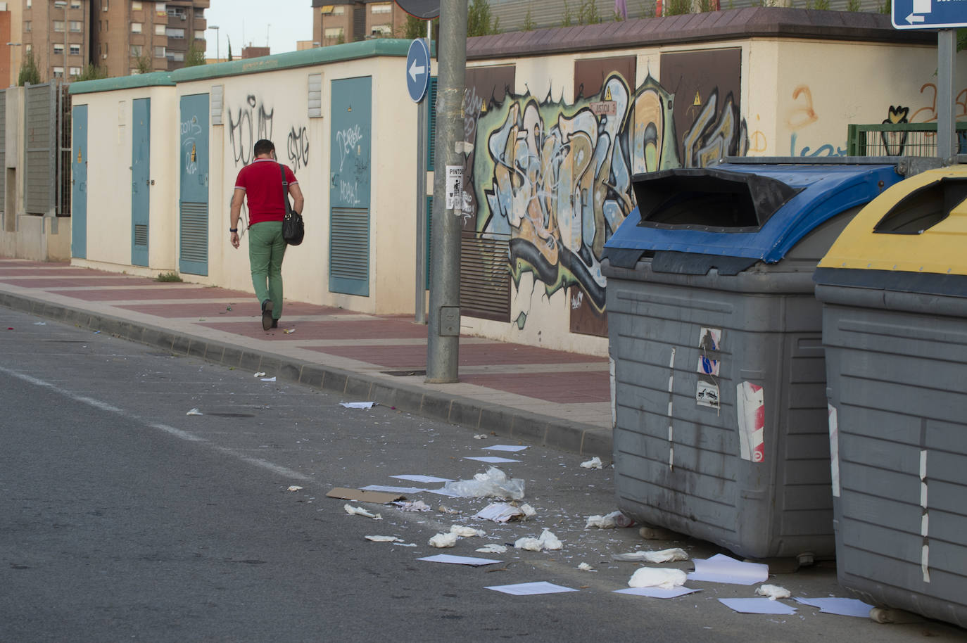 Fotos: Las calles cercanas a la Ciudad de la Justicia de Murcia se llenan de preservativos usados y suciedad