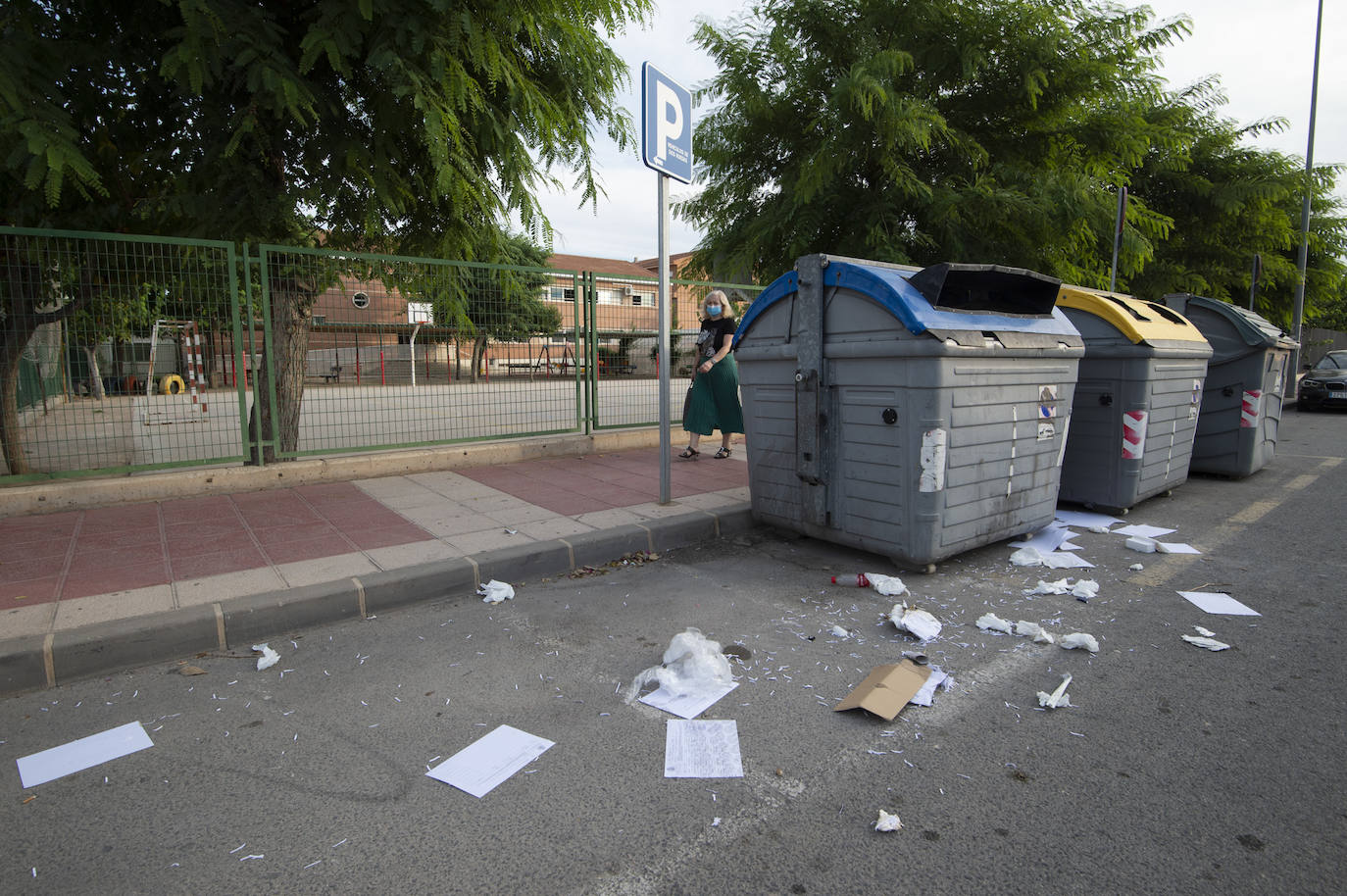 Fotos: Las calles cercanas a la Ciudad de la Justicia de Murcia se llenan de preservativos usados y suciedad