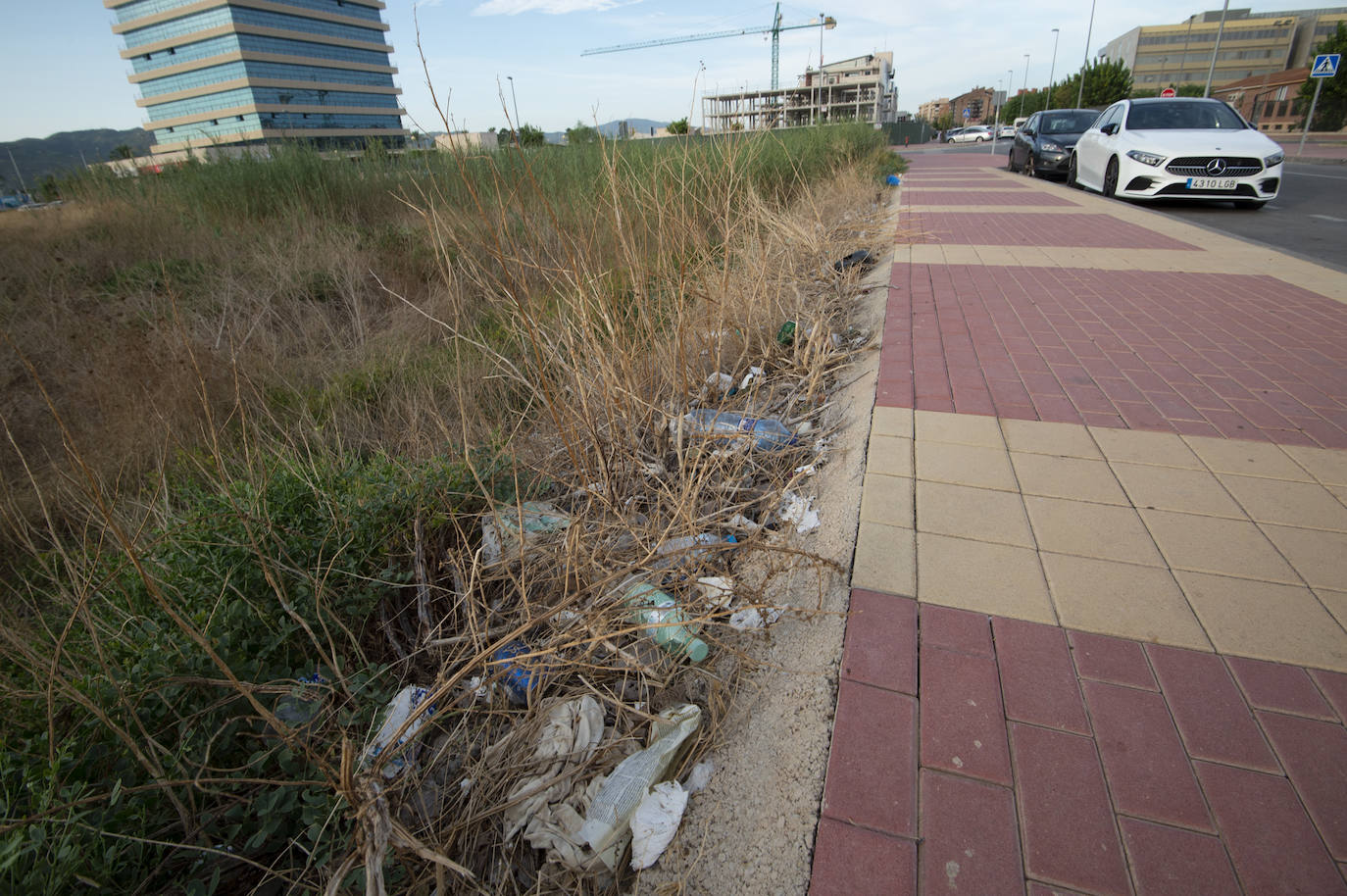 Fotos: Las calles cercanas a la Ciudad de la Justicia de Murcia se llenan de preservativos usados y suciedad