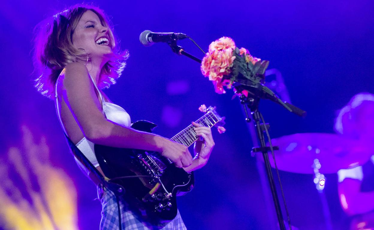 Carlotta Cossials en pleno concierto de Hinds en el Murcia Parque.