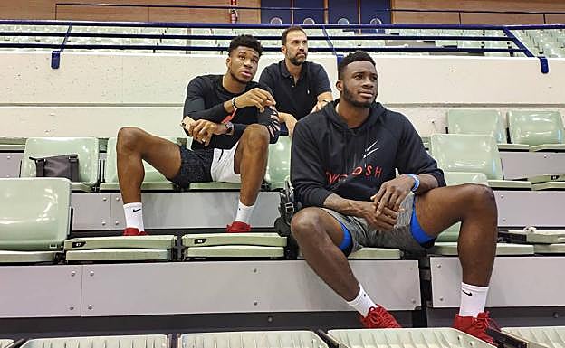 Giannis Antetokounmpo (izq.), junto a su hermano Thanasis (dcha.), este lunes, en el Palacio de los Deportes de Murcia.