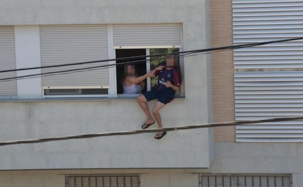 La mujer intenta evitar que su hijo se autolesione con un cuchillo, mientras amenaza con lanzarse al vacío sentado en la ventana de la vivienda.