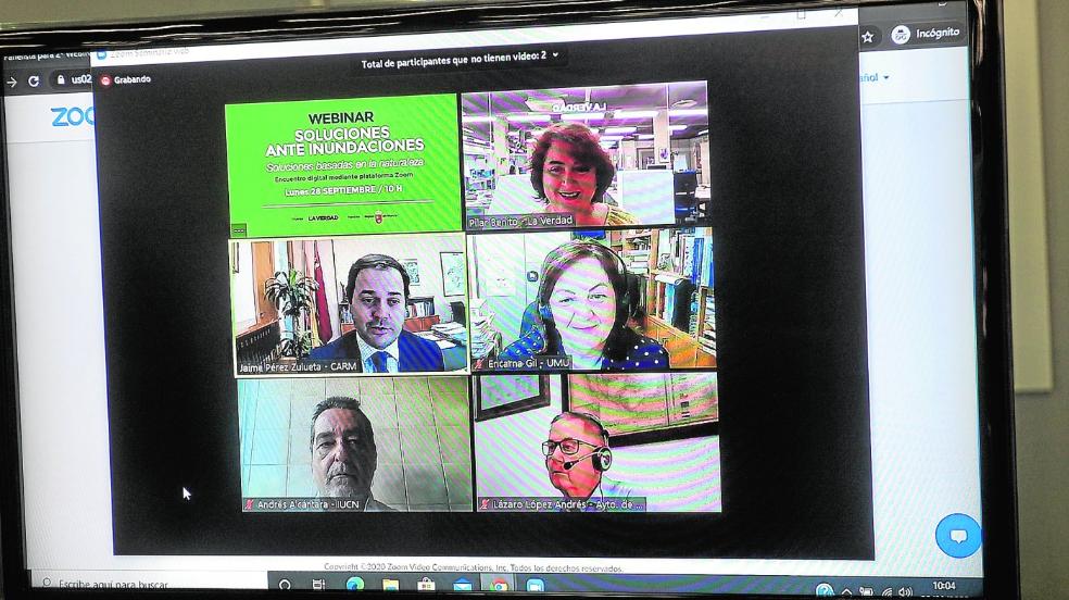 La periodista de LA VERDAD Pilar Benito moderó ayer el encuentro en el que intervinieron Jaime Pérez, Encarna Gil, Andrés Alcántara y Lázaro López. 