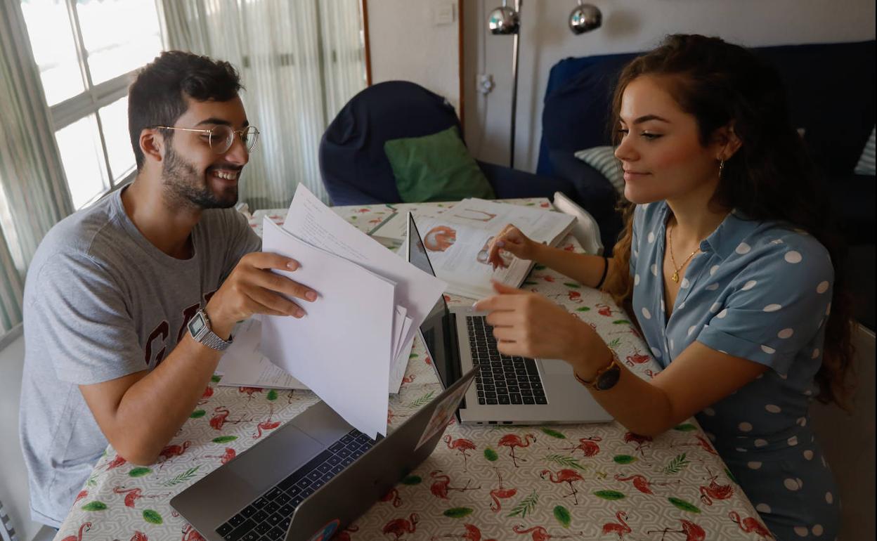 El estudiante de Medicina Alberto Ruiz, junto a su compañera de piso en Murcia, Lidia Mula.