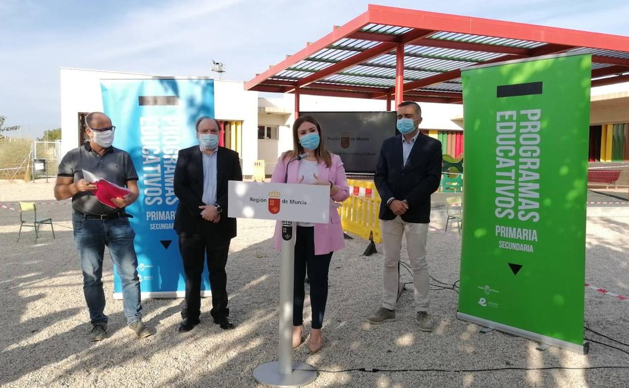 La consejera de Educación, Esperanza Moreno, presenta el programa educativo 'Aire limpio', este miércoles.