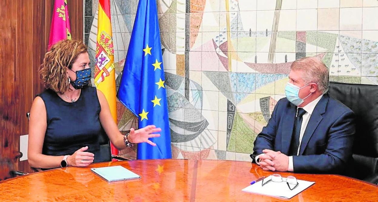 Patricia Fernández y José Vélez, durante la reunión, ayer. 